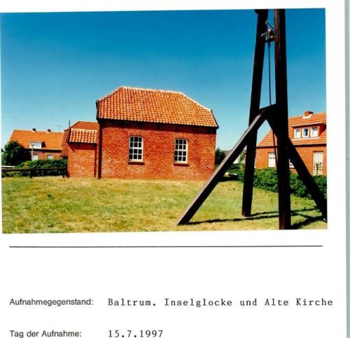 Baltrum Inselglocke und Alte Kirche Foto montiert auf Karton