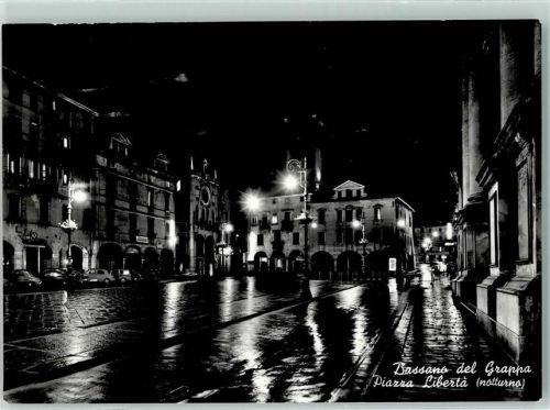 Bassano del Grappa Piazza Liberta notturno