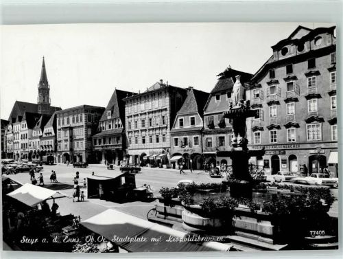 Steyr Stadtplatz Leopoldsbrunnen Marktszene Oldtimer