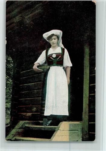 Frau kommt aus einem Holzhaus ca 1908 AK