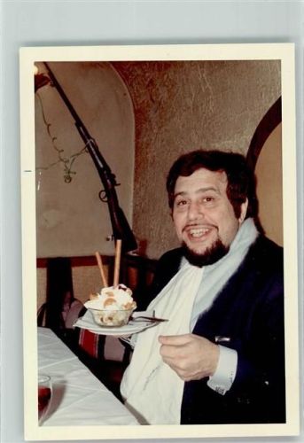 Linz Landestheater Oper Mann Gasthaus Eisbecher Gewehr