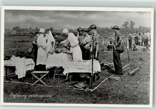 Brüssel Bruxelles Übung Feldhospital Rotes Kreuz Sanitäter versorgen einen Verwundeten Militär Belgien Foto AK