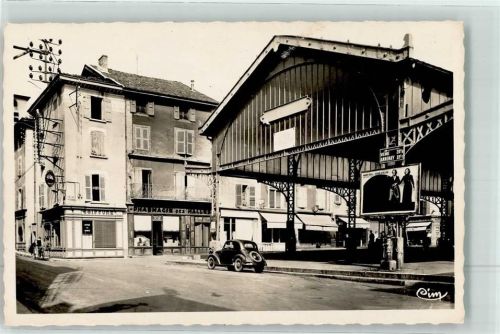 Beaurepaire Place de la Halle Oldtimer Apotheke des Halles
