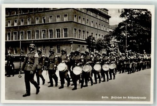 Berlin Mitte Aufziehen der Reichswehrwache mit klingendem Spiel