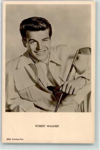 Schauspieler Robert Wagner mit einem Golfschläger