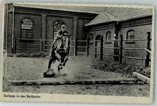 1940 Galopp in der Reitbahn