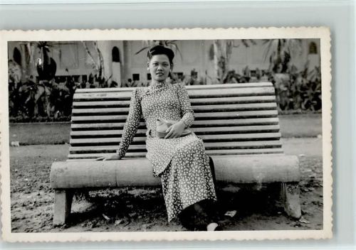 Frau auf einer Parkbank Foto AK Asiat.Volkstyp