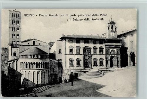 Arezzo Piazza Grande con la parte posteriore della Pieve e il Palazzo della Fraternita