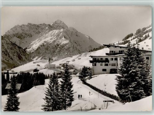 Hirschegg Ortsansicht mit Widderstein Winteraufnahme