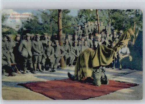 1915 Eine Zirkusvorstellung in Regimentsreserve - Soldaten verkleiden sich mit Decken als Kamel