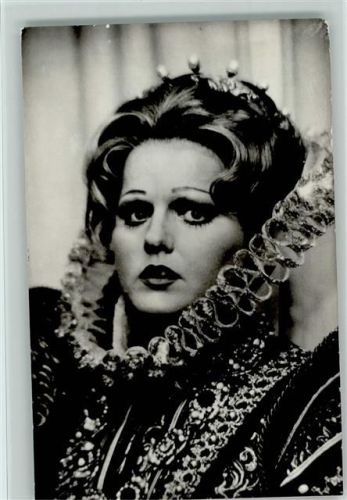 Katia Ricciarelli (* 16. Januar 1946 in Rovigo) italienische Opernsängerin (Sopran) im Kostüm