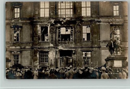 Zerstörung am Schloß - Straßenkämpfe in Berlin