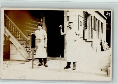 Metzger vor ihrem Haus AK Fleischerei 1935 Foto AK