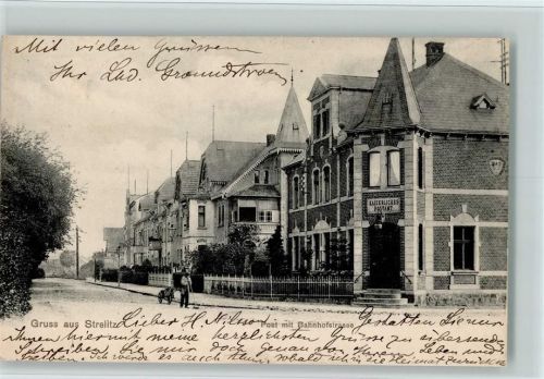 Strelitz-Alt 1904 Post mit Bahnhofstraße mit Straßenfeger AK