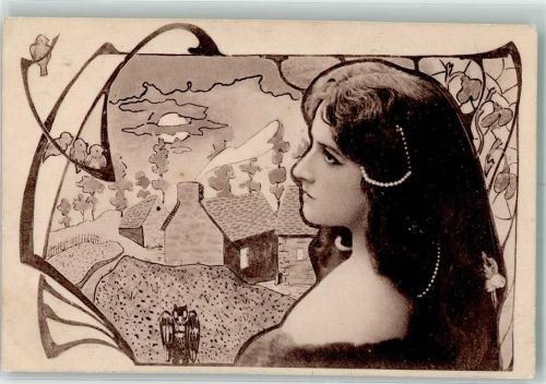 Junge Frau mit Perlenkette im Haar vor einem kleinen Dorf Jugendstil