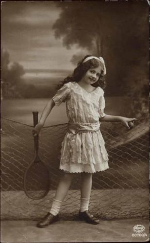 Junges Mädchen beim Tennis,Amag Tennis 1915