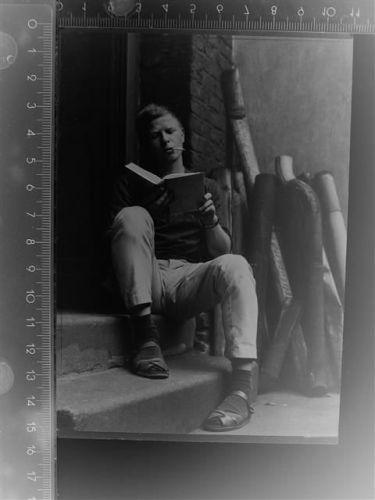 Mann mit Buch