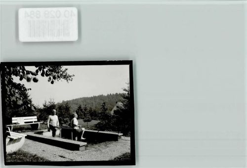 Extertal Hotel zur Burg Sternberg Kneippbecken Paar beim Wassertreten