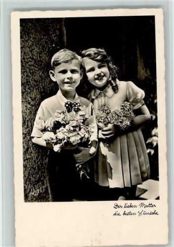 Sohn mit Rosenstrauß und Tochter mit einem Blumenstrauß Muttertag