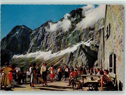 Dachstein Gebirge Bergtouristen an der Südwandhütte Dachsteinmassiv