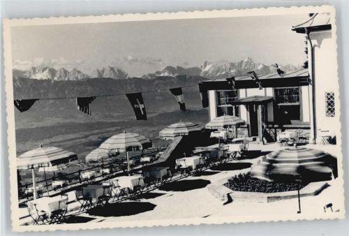 Sattendorf Hotel Kanzlerhöhe Flaggen Berg Terrasse