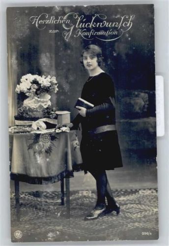 Mädchen mit Buch , Marke entfernt