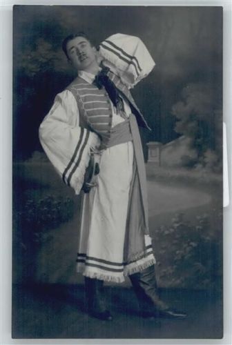 Mann in kostüm