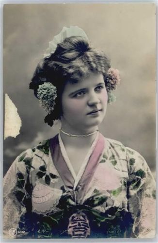 Mädchen mit Blumen im Haar