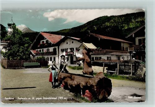 Farchant Dorfmotiv Brunnen mit Blick gegen Brünstelskopf