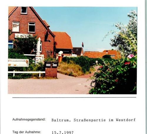 Baltrum Straßenpartie im Westdorf Foto montiert auf Karton