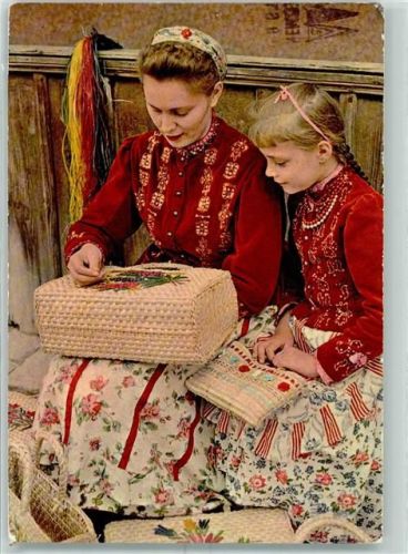 Tape Frauen in Volkstracht