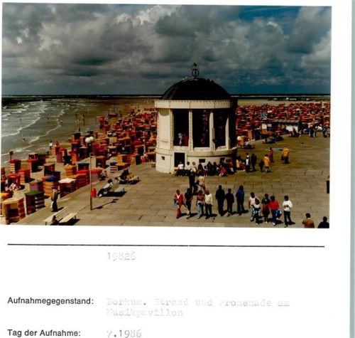 Borkum Strand und Promenade am Musikpavillon Foto montiert auf Karton
