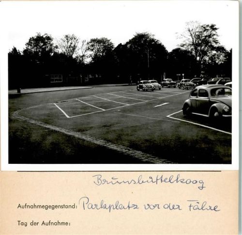 25541 W2212 Brunsbüttelkoog FOTO KEINE AK Parkplatz vor der Fähre VW-Käfer Foto montiert auf Karton