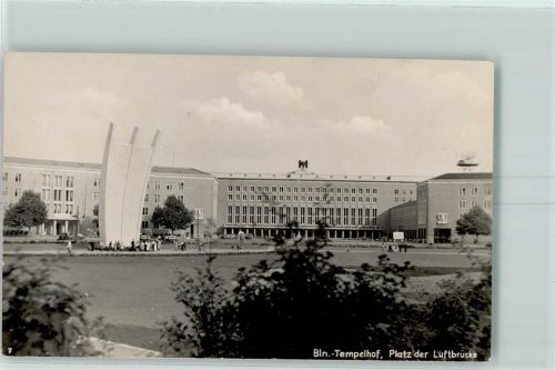 Tempelhof Platz der Luftbrücke