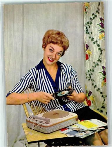 Frau mit einem Plattenspieler ca 1965 AK