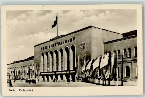 Friedrichshain Ostbahnhof Fahnen