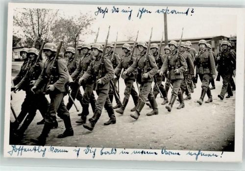 1939 Marschkolonne mit geschultertem Gewehr
