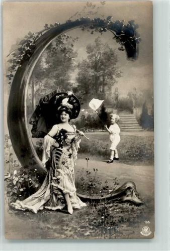 Junge Frau im opulenten Kleid mit Sonnenschirm und Kind das Schmetterlinge fängt Buchstabe C