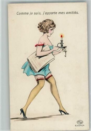 Junge Frau in Unterwäsche mit Zeitung und Kerze 63224/4