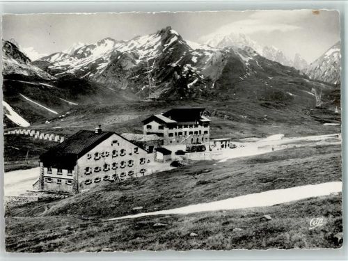 Bourg-Saint-Bernard Col du Petit St-Bernard Le Chalet-Hôtel de Lancebranlette et les Postes de Douanes et de Gendarmerie française Vue sur la Chaine du Mont Blanc