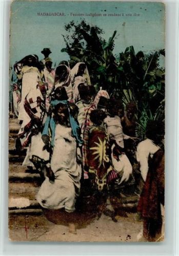 Femmes indigenes se rendant a une fere
