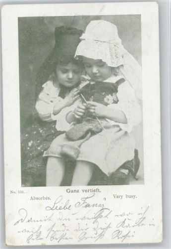 1900 Kinder ganz vertieft mit Strickzeug