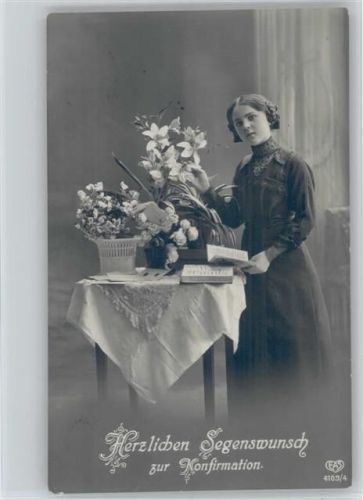 Serie EAS 4103-4 - Mädchen mit Bibel steht am Tisch mit schöne Blumen, Foto AK