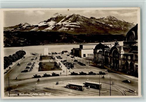 Luzern Bahnhofplatz mit Rigi Olttimer Busse Oldtimer Autos