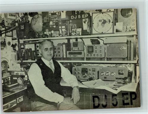 DJ 5 EP vor seinen technischen Funkgeräten