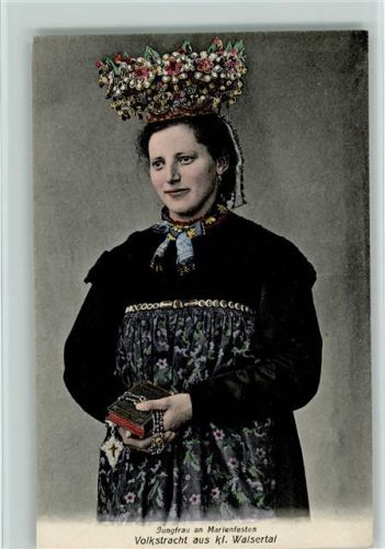 1912 Volkstracht aus Kl. Walsertal , Frau mit Bibel und Rosenkranz