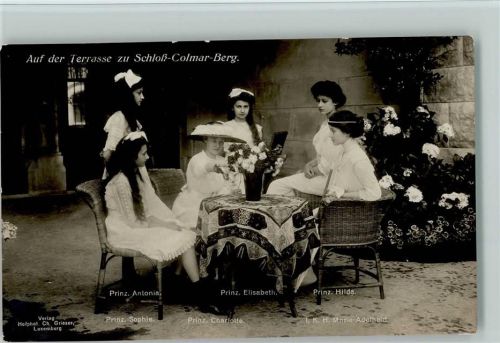 Auf der Terrasse zu Schloß Colmar Berg - Prinzessin Elisabeth und Kinder Adel Luxemburg