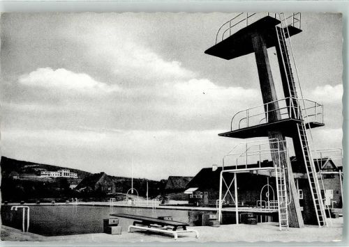Bad Schwimmbad Sprungturm mit Blick auf Jugendheim