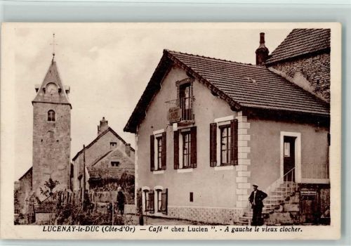 Lucenay-le-Duc Café chez Lucien A gauche le vieux clocher