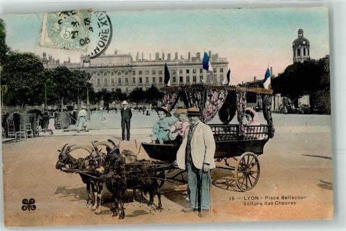 69000 Lyon 1906 Gebrauchsspuren Place Bellecour Voiture des Chevres Ziegen Wagen Kinder Fahne Schwarz-Weiß-Rot Mann Hut Stock